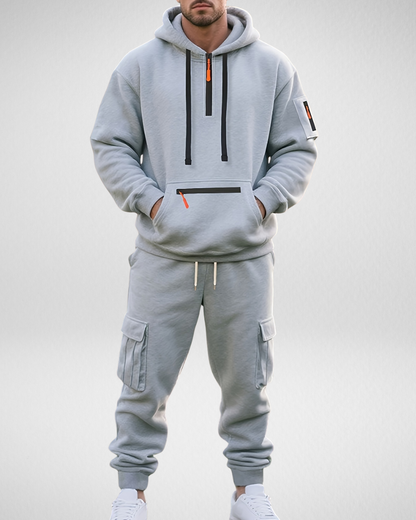 Męski dres – bluza z kapturem i spodnie cargo – sportowy zimowy look