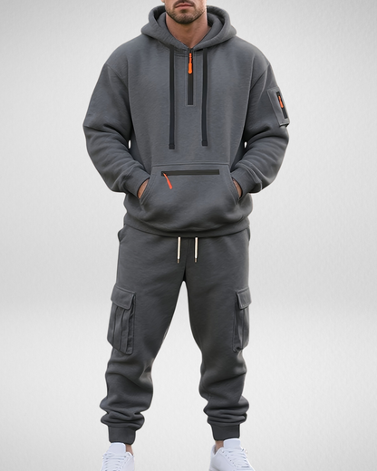 Męski dres – bluza z kapturem i spodnie cargo – sportowy zimowy look