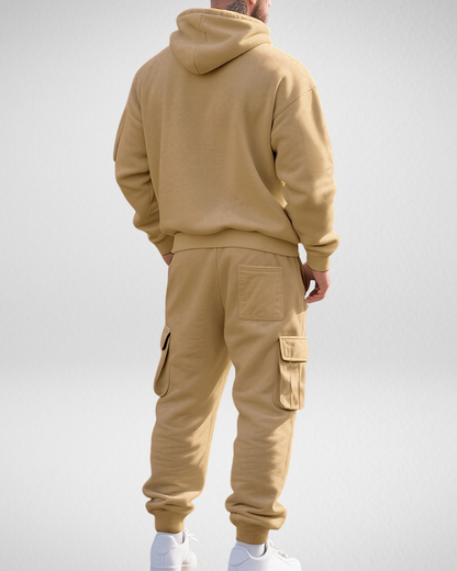 Męski dres – bluza z kapturem i spodnie cargo – sportowy zimowy look