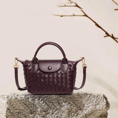 Kompaktowa torebka z plecionym wzorem – elegancja w mini formacie