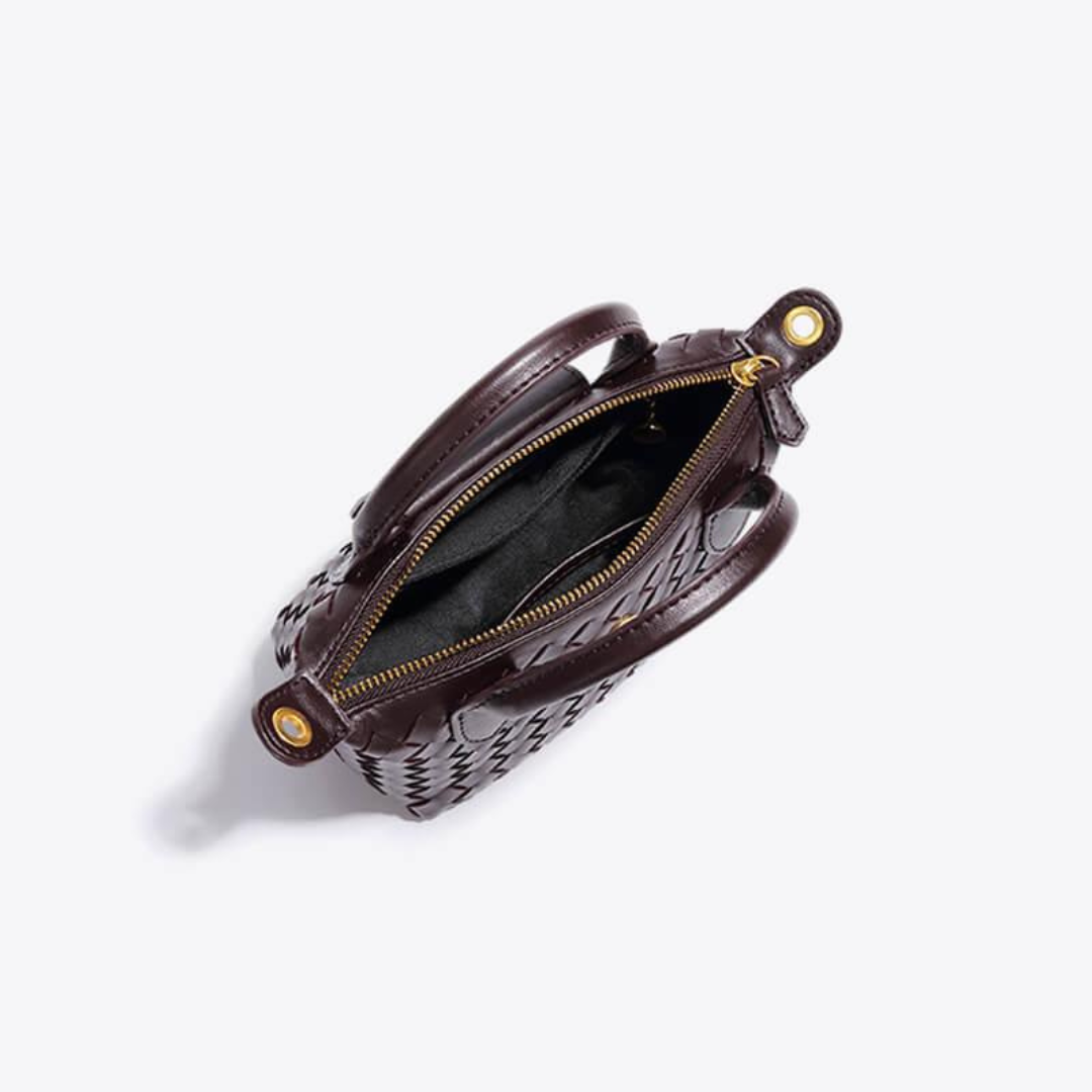 Kompaktowa torebka z plecionym wzorem – elegancja w mini formacie
