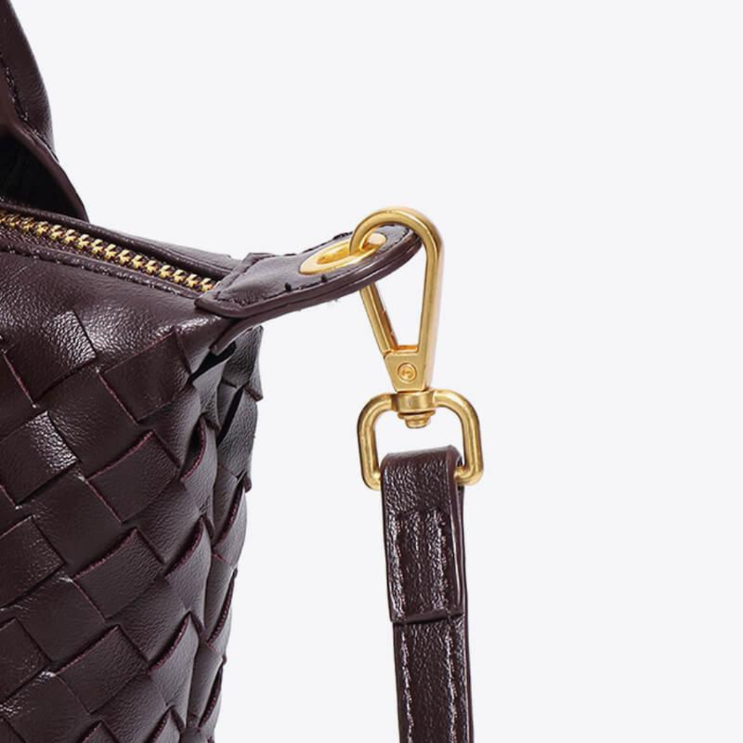 Kompaktowa torebka z plecionym wzorem – elegancja w mini formacie