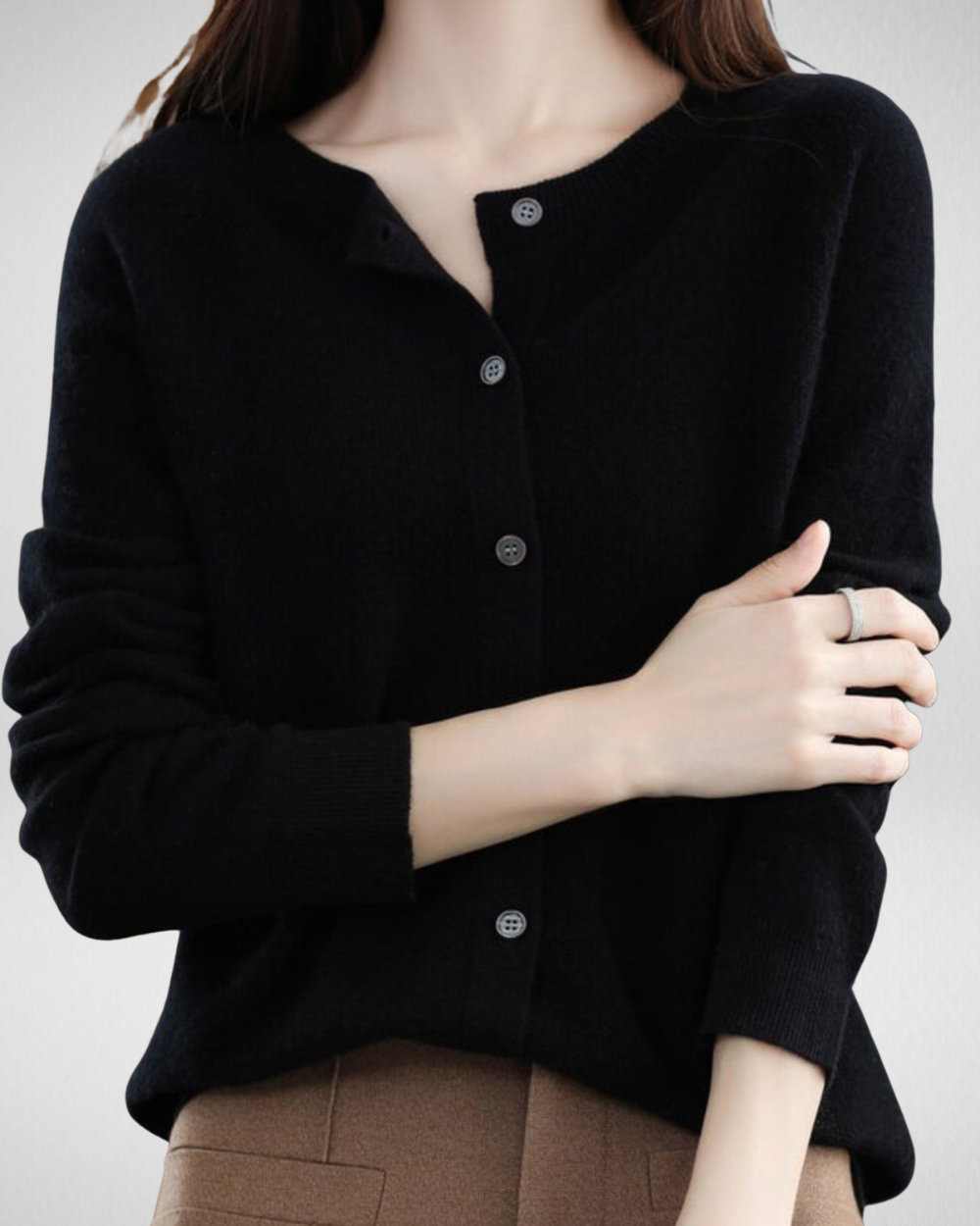 Kardigan damski z guzikami – elegancja i komfort na co dzień