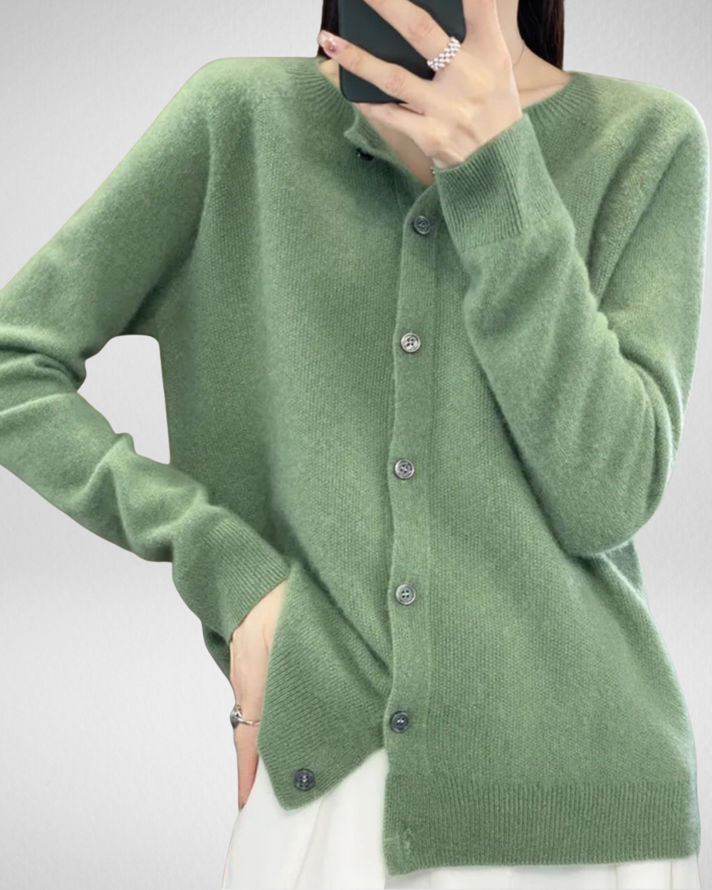 Kardigan damski z guzikami – elegancja i komfort na co dzień