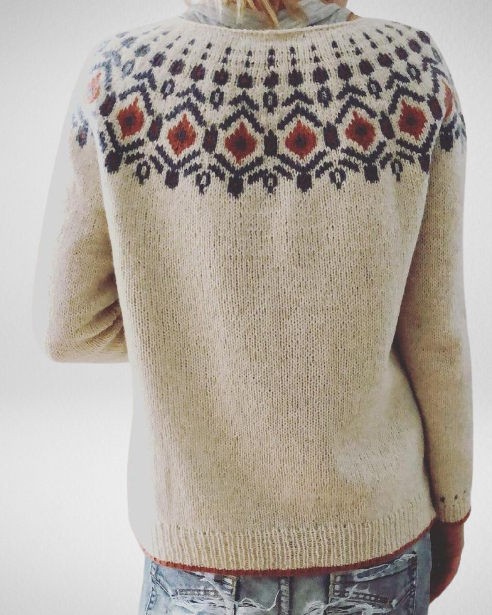 Damski sweter z geometrycznym wzorem – Ciepło i styl na chłodne dni