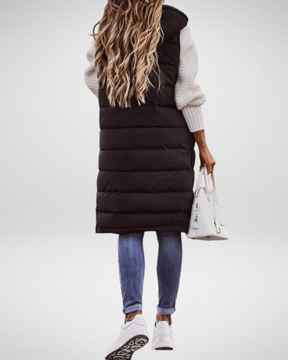 Damska pikowana kamizelka z kapturem – elegancja i komfort na chłodniejsze dni