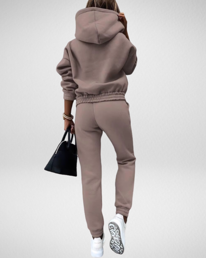 Damski komplet dresowy z kapturem – komfort i styl w jednym