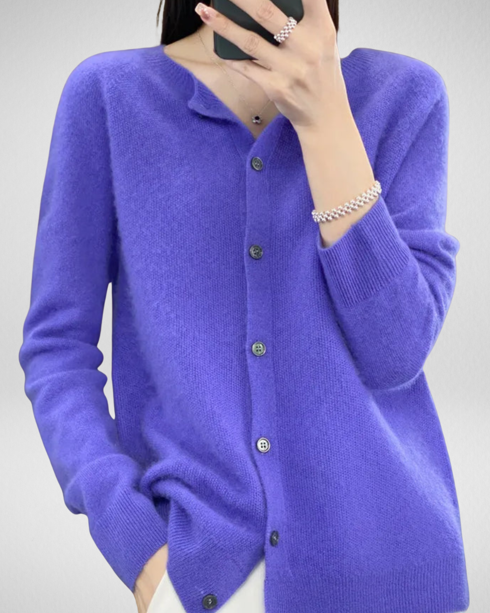 Kardigan damski z guzikami – elegancja i komfort na co dzień