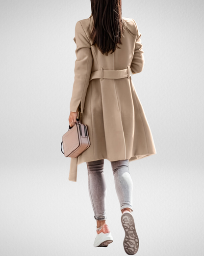 Elegancki długi trencz z paskiem w talii i zapięciem na guziki