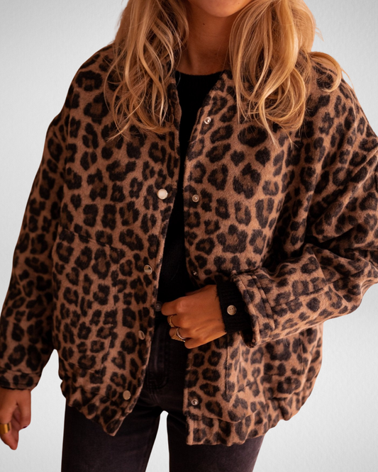 Kurtka bomberka w panterkę – odważna, modna i uniwersalna