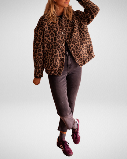 Kurtka bomberka w panterkę – odważna, modna i uniwersalna