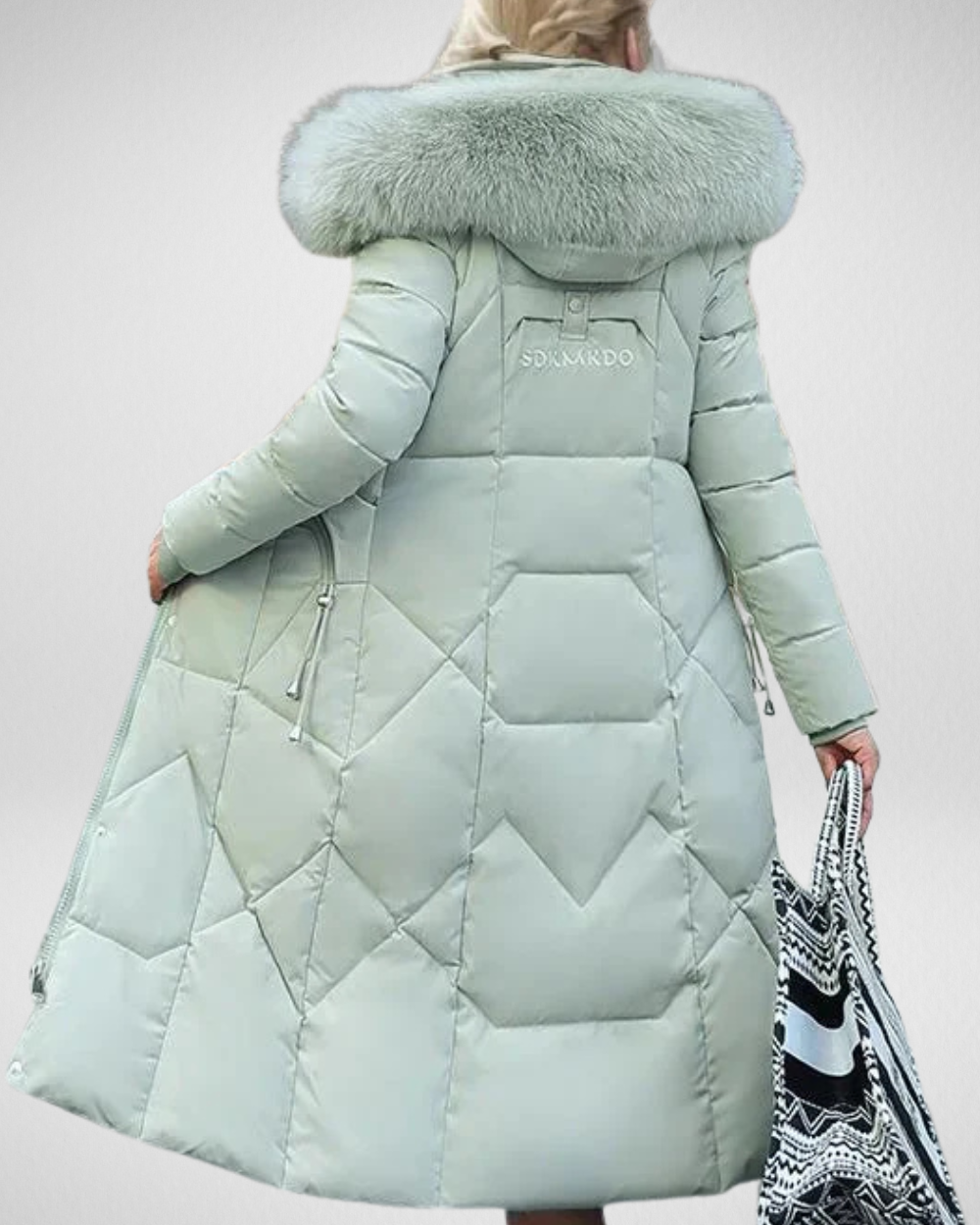 Elegancki płaszcz zimowy z kapturem i futrzanym kołnierzem