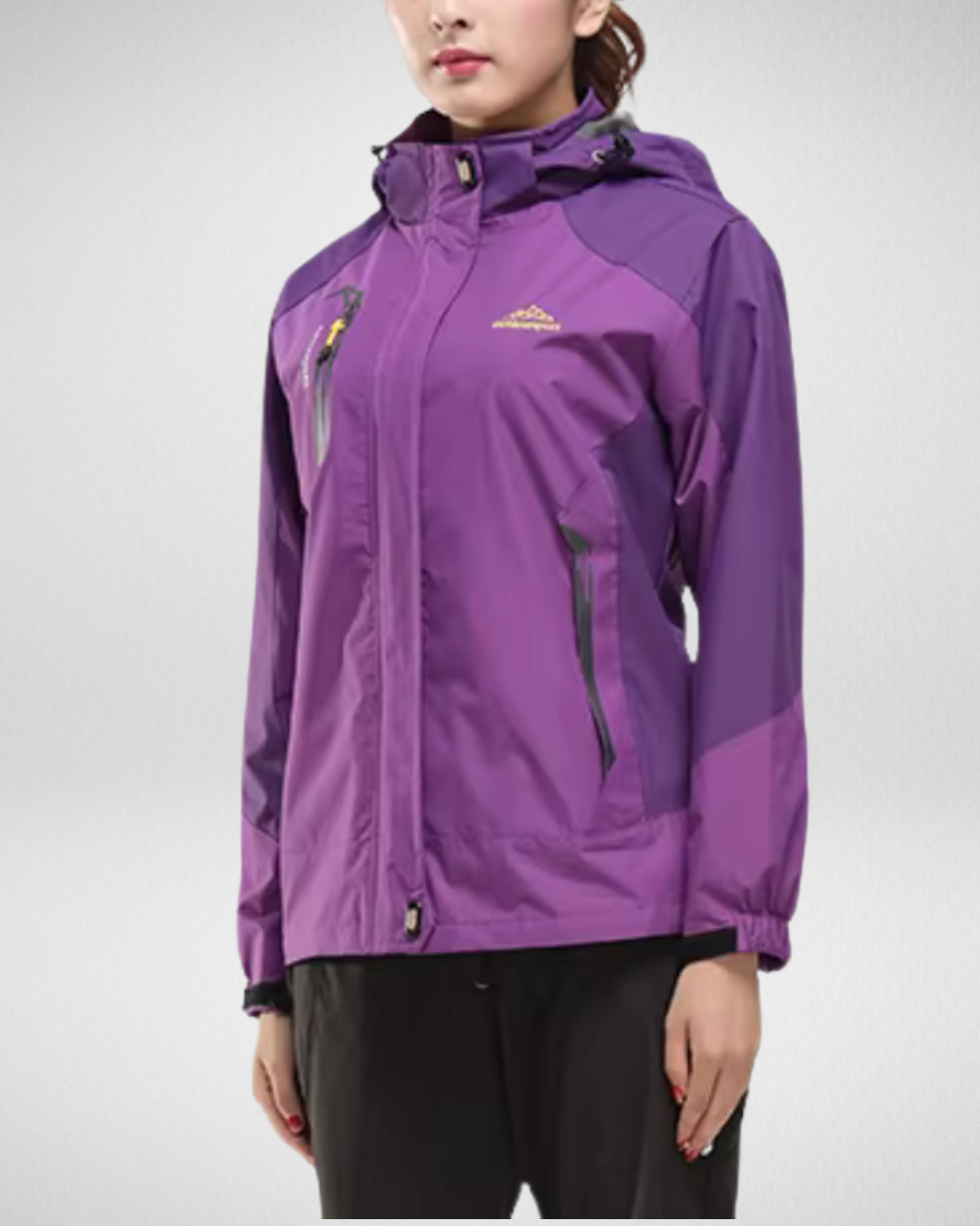 Kurtka trekkingowa dla kobiet – lekka i funkcjonalna