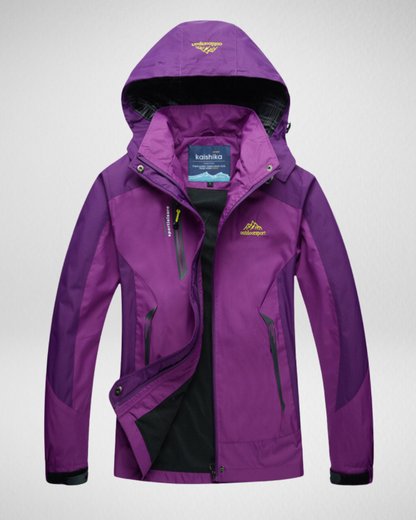 Kurtka trekkingowa dla kobiet – lekka i funkcjonalna