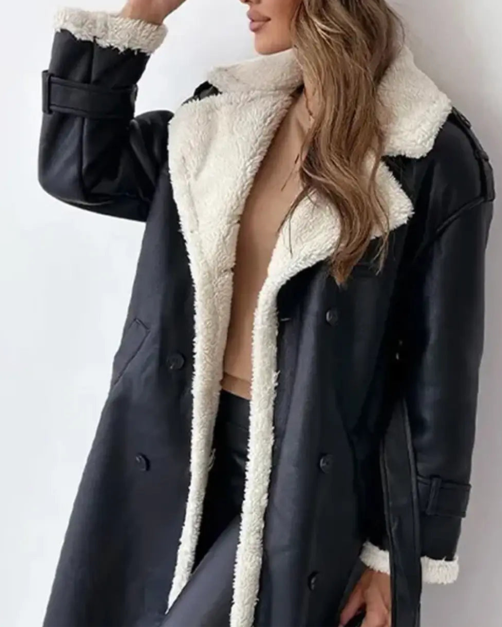 Długi damski płaszcz z futerkiem – styl i komfort w jednym