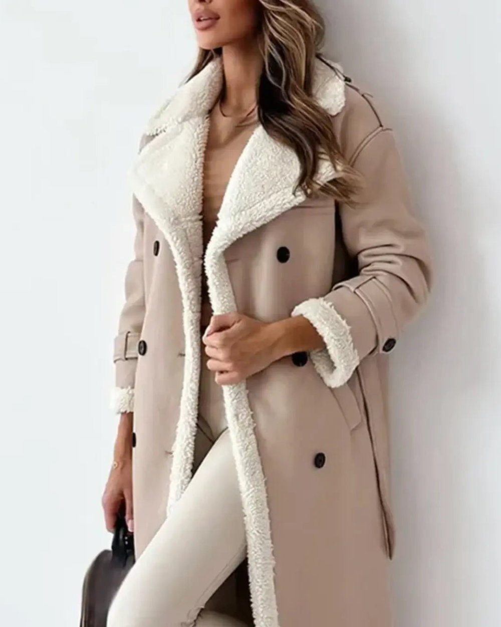 Długi damski płaszcz z futerkiem – styl i komfort w jednym