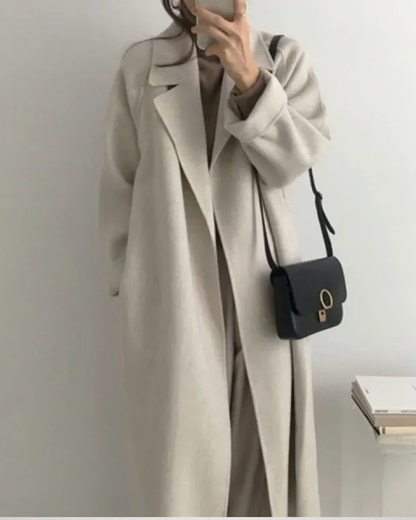 Długi wełniany płaszcz damski – elegancja i codzienny komfort