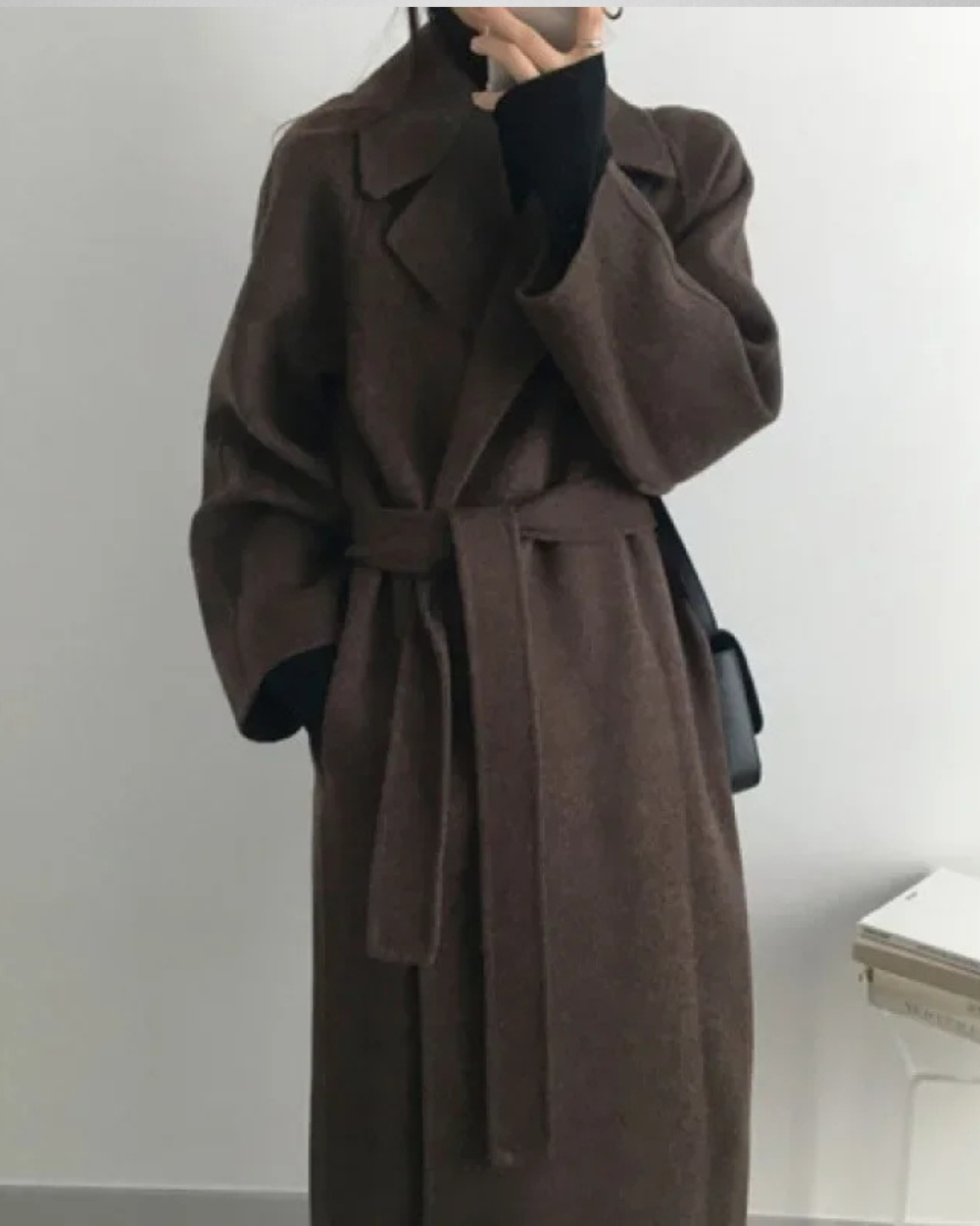 Długi wełniany płaszcz damski – elegancja i codzienny komfort