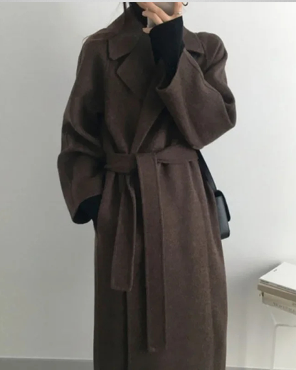 Długi wełniany płaszcz damski – elegancja i codzienny komfort