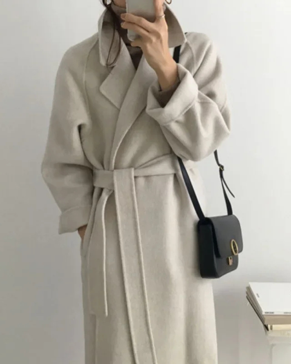 Długi wełniany płaszcz damski – elegancja i codzienny komfort