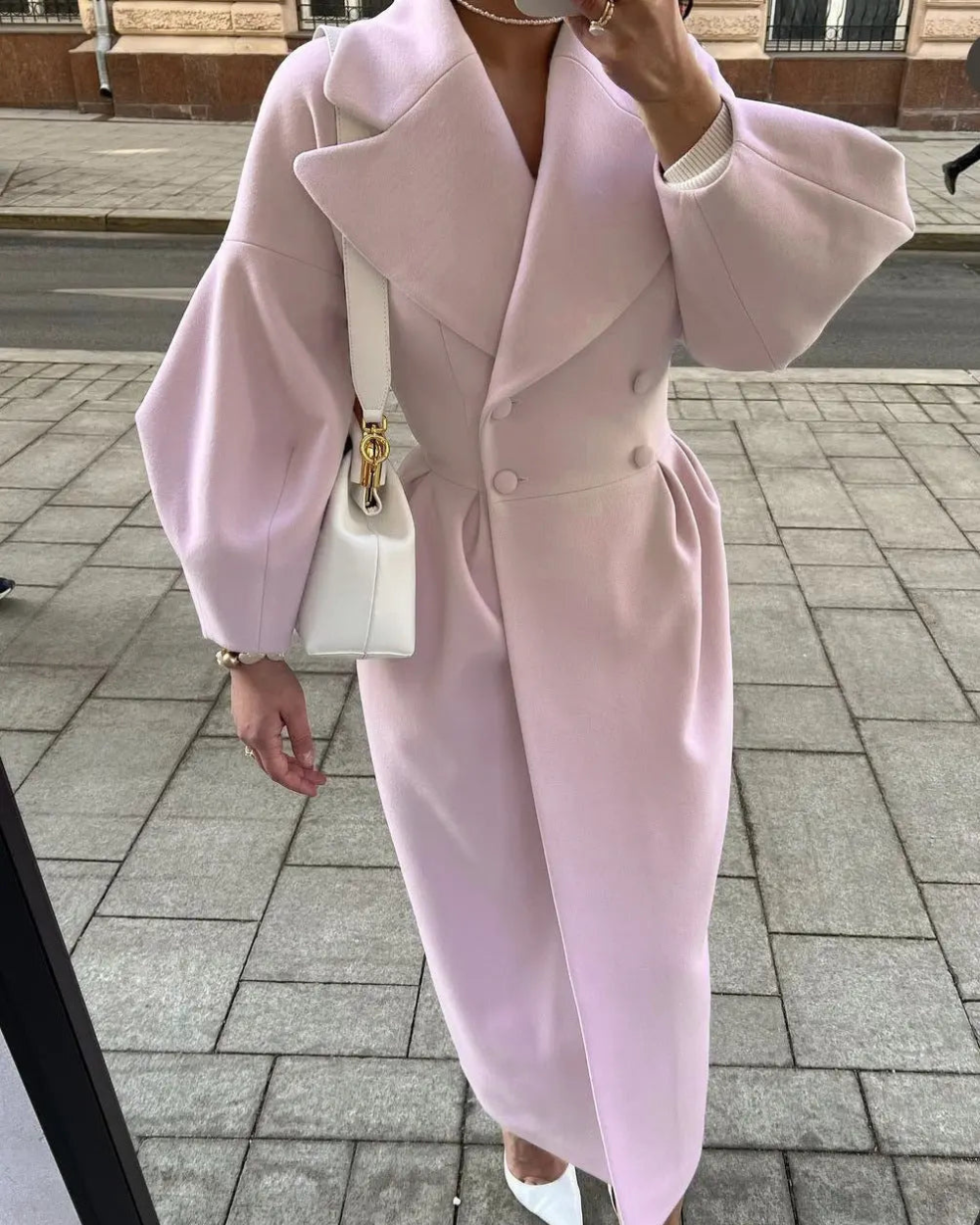 Elegancki zimowy płaszcz damski – klasyczna sylwetka i wysoki komfort