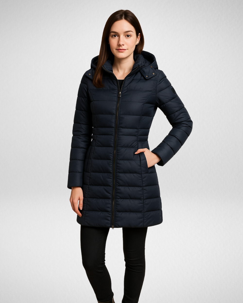 Długa pikowana kurtka zimowa – smukły krój i odpinany kaptur